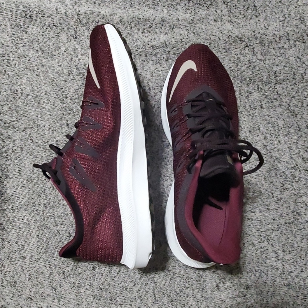 Maroon nike athletic shoes